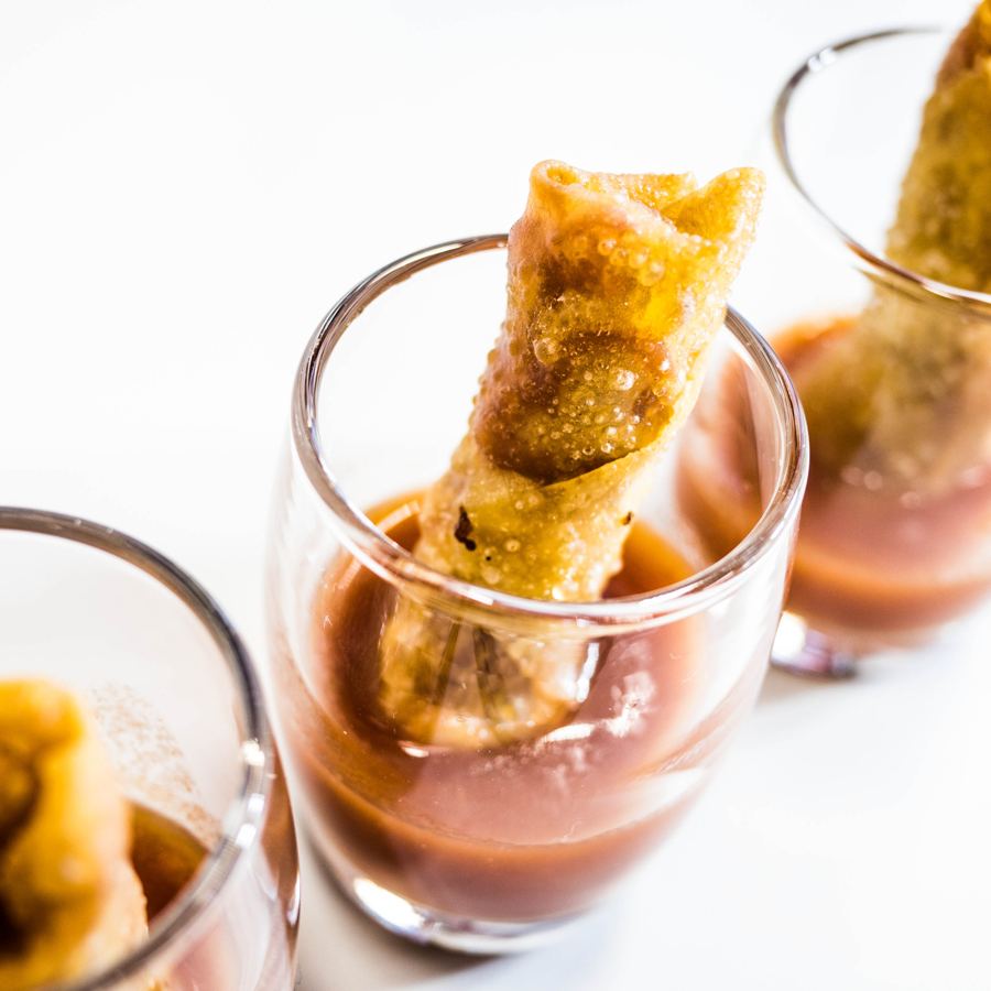 Knusperröllchen mit Tomatensuppe